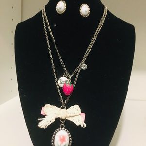 Claire’s necklace & earrings set